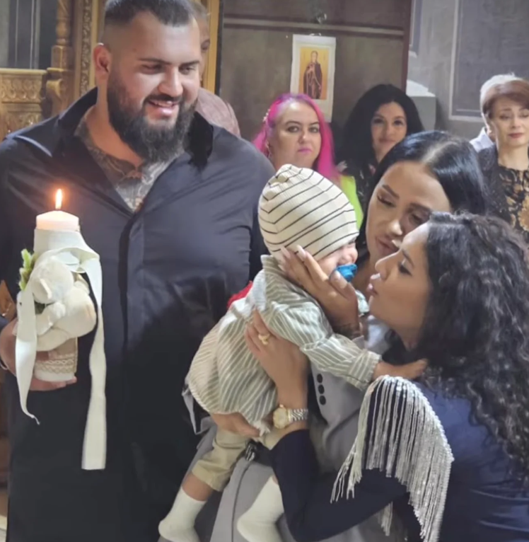 Imagini rare cu familia Elenei Merișoreanu. Artista de muzică populară și-a botezat strănepotul. „Nu am vrut să facem tam-tam”