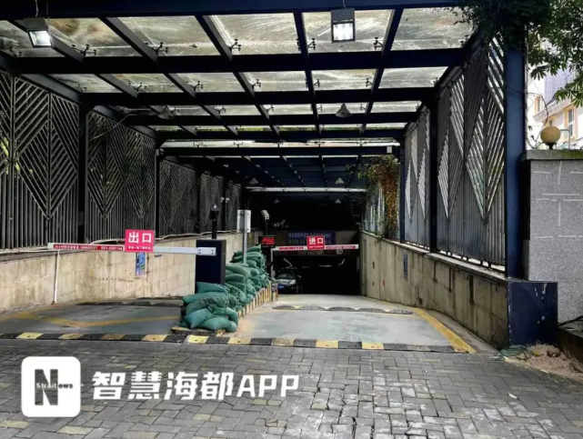 O șoferiță din China și-a făcut praf mașina, după ce a coborât și a lăsat-o în pantă, fără să tragă frâna de mână. Automobilul în derivă a lovit un SUV