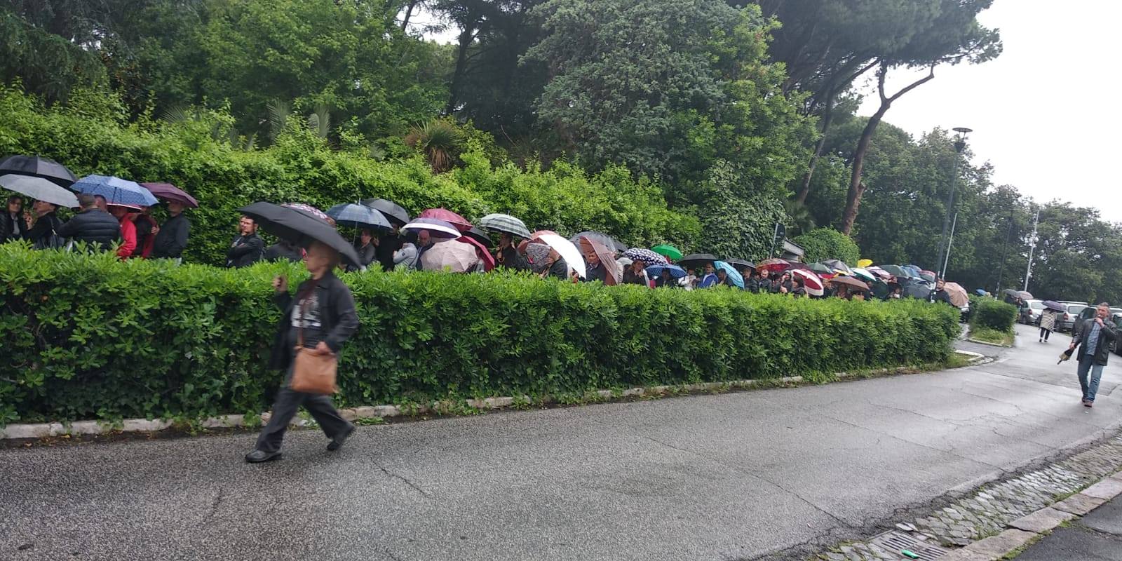 FOTO, VIDEO | Imagini incredibile la Londra: coadă interminabilă la secția de votare din cartierul botezat „Little Romania”! Mobilizare exemplară a diasporei și în Germania, Italia, Olanda și Belgia