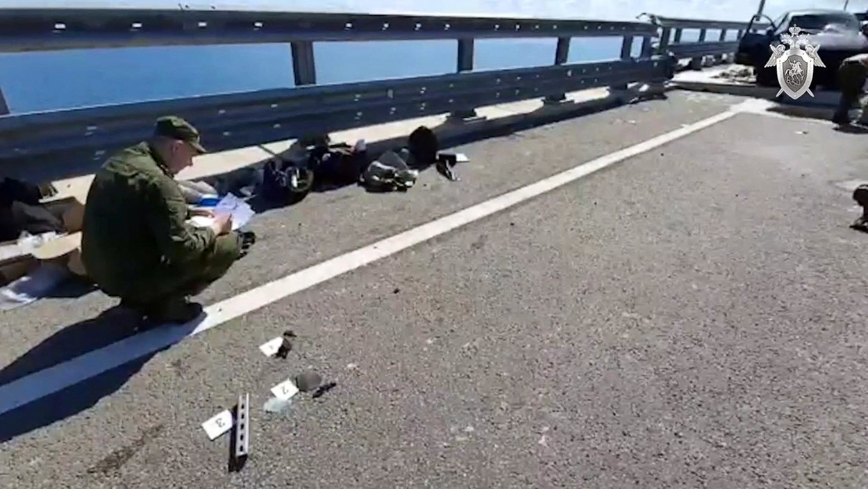 „Au lovit cu drone marine”. Rusia acuză Ucraina pentru atacul asupra podului Kerci și anunță că deschide o anchetă pentru „acte de terorism”