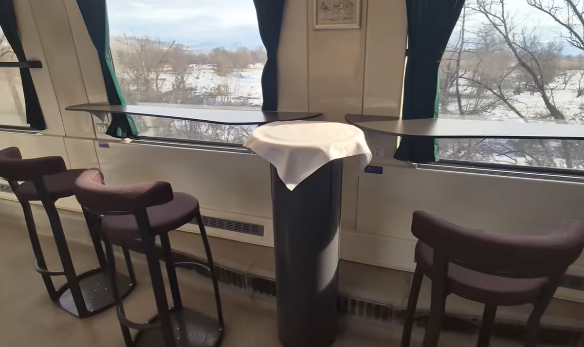 Cum arată vagonul restaurant modernizat al CFR Călători de pe ruta Brașov-Cluj și ce experiență oferă