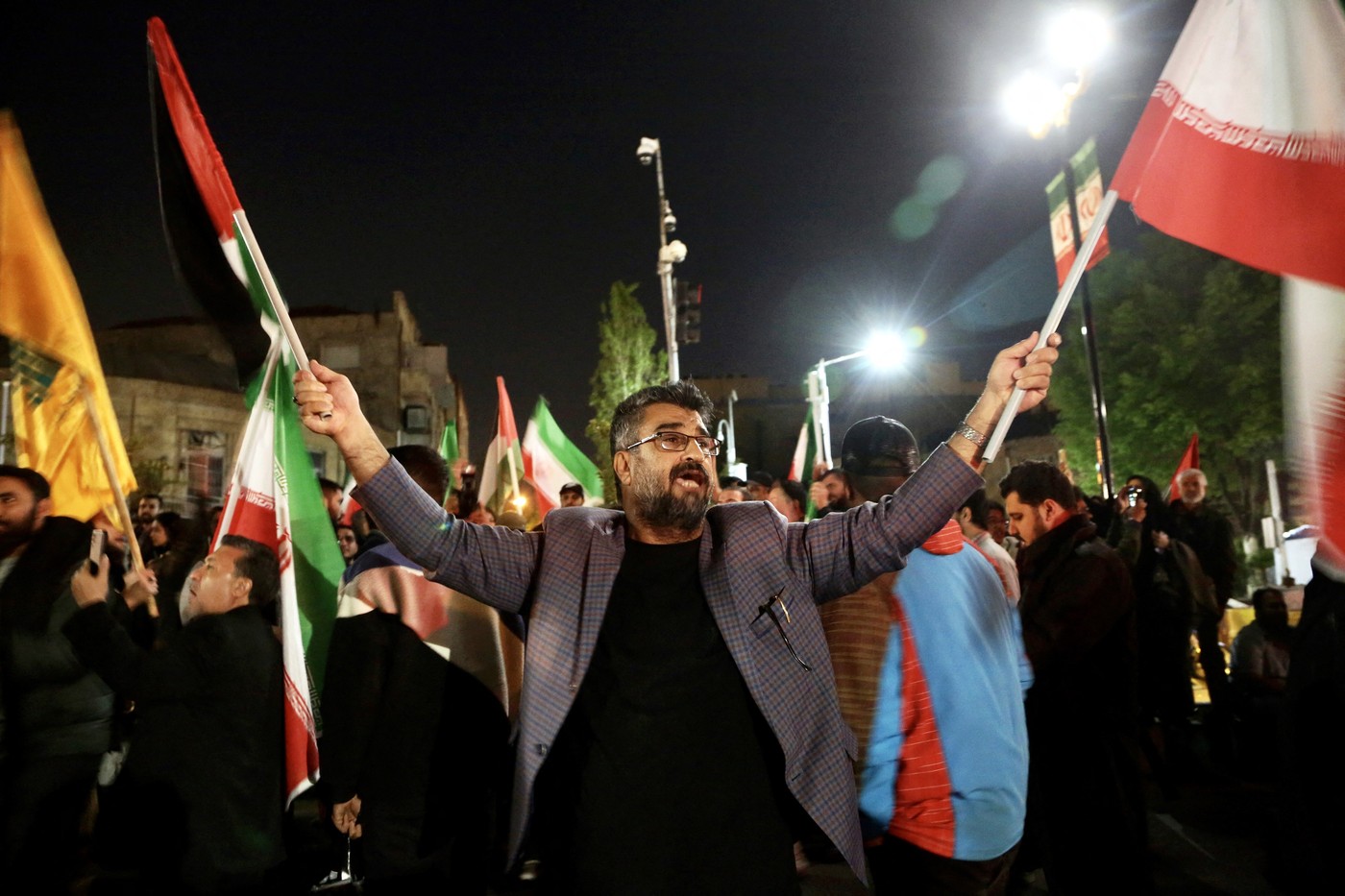 Mii de iranieni au ieșit în stradă să sărbătorească atacul asupra Israelului. Ce au scandat oamenii