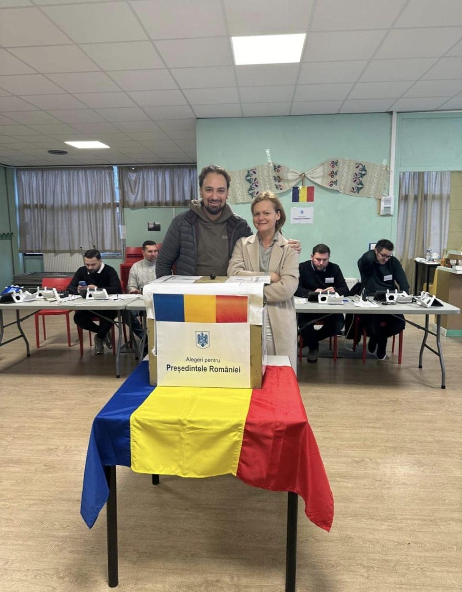 Imagini cu românii care au votat în diaspora la alegerile prezidențiale. Cel mai vârstnic alegător are 100 de ani