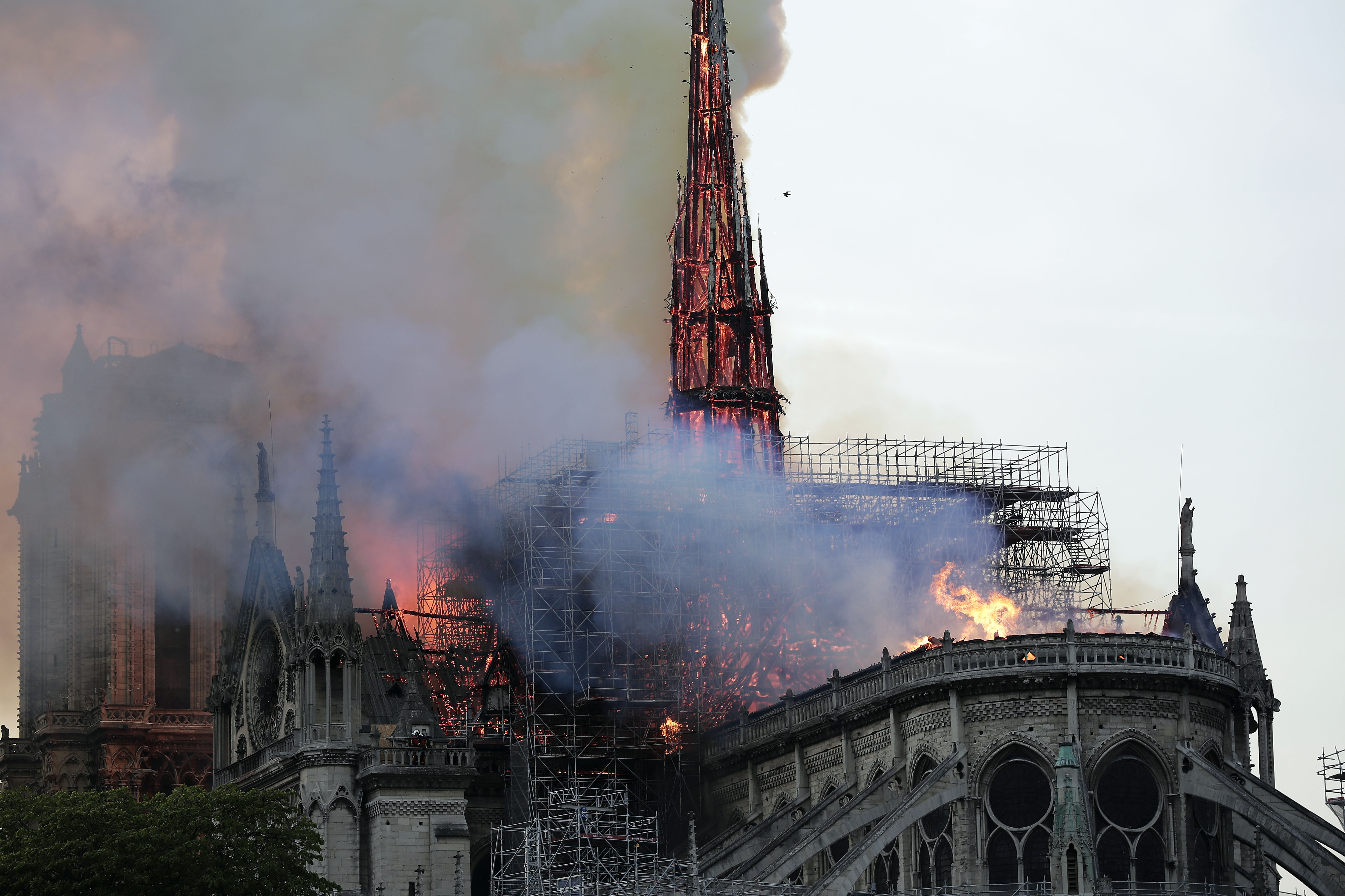 UPDATE | Incendiul de la Catedrala Notre-Dame din Paris a fost stins după 9 ore! Donald Tusk: „Europa va ajuta la reconstrucție”