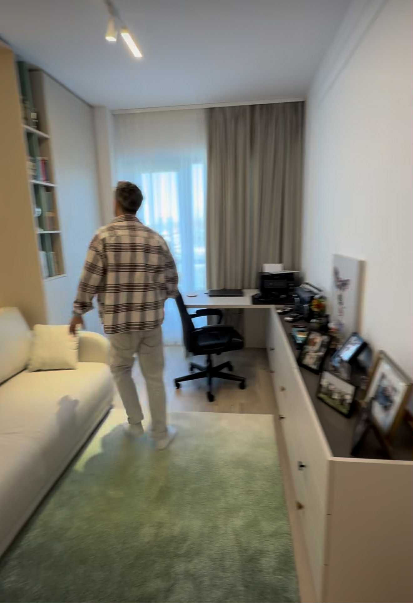 Imagini din apartamentul de lux în care locuiește Radu Bucălae cu soția. Mobila e făcută la comandă, la sfatul designerilor de interior