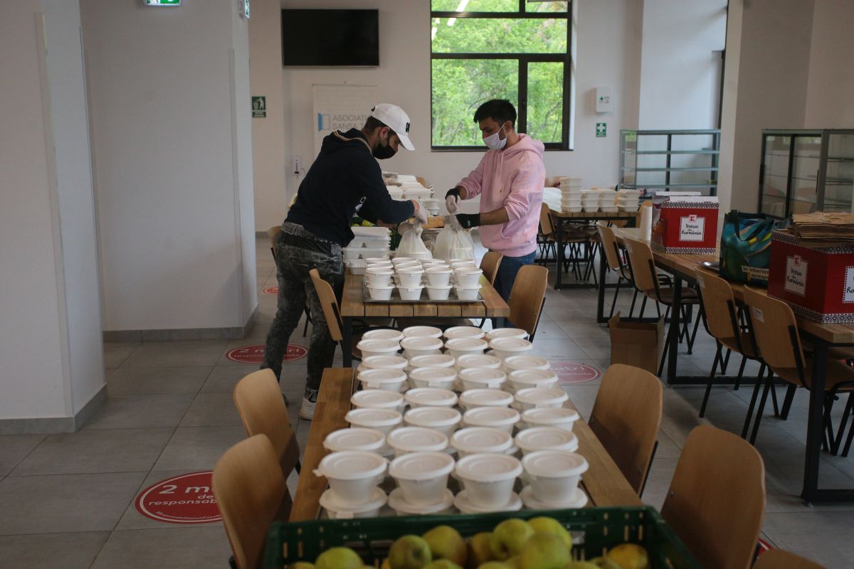 La cea mai mare cantină socială din București, bucătarii au rulat o mie de sarmale pentru Paște. Meniurile de sărbătoare au ajuns la 700 de nevoiași