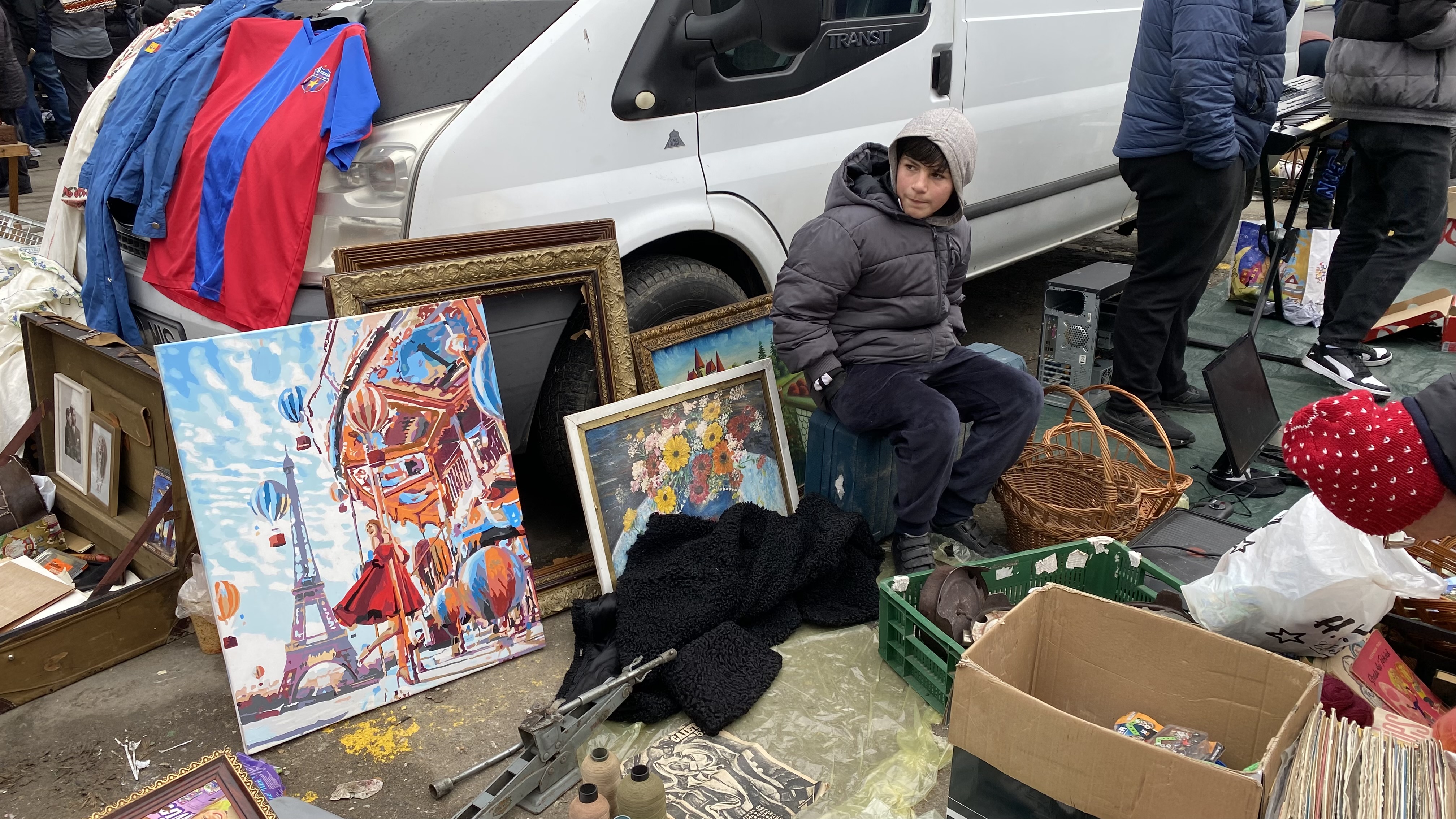 Sărăcie cât cuprinde într-un târg de vechituri din București: „Patru la zece lei! Doar cu patru eram obișnuită la școală”