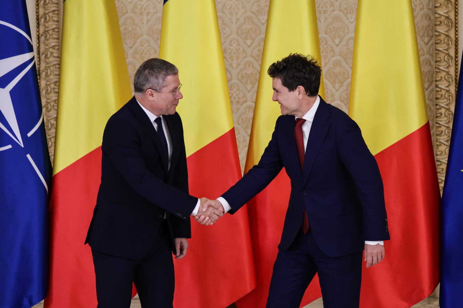 Trei noi judecători la CCR. Dacian Dragoş, Csaba Asztalos şi Mihai Busuioc au depus jurământul la Cotroceni. Cine sunt cei 9 judecători ai Curții