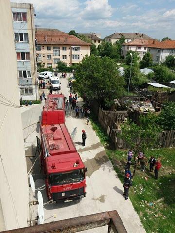 Incendiu violent în Florești, județul Prahova. 30 de oameni, evacuați din clădirea cuprinsă de flăcări