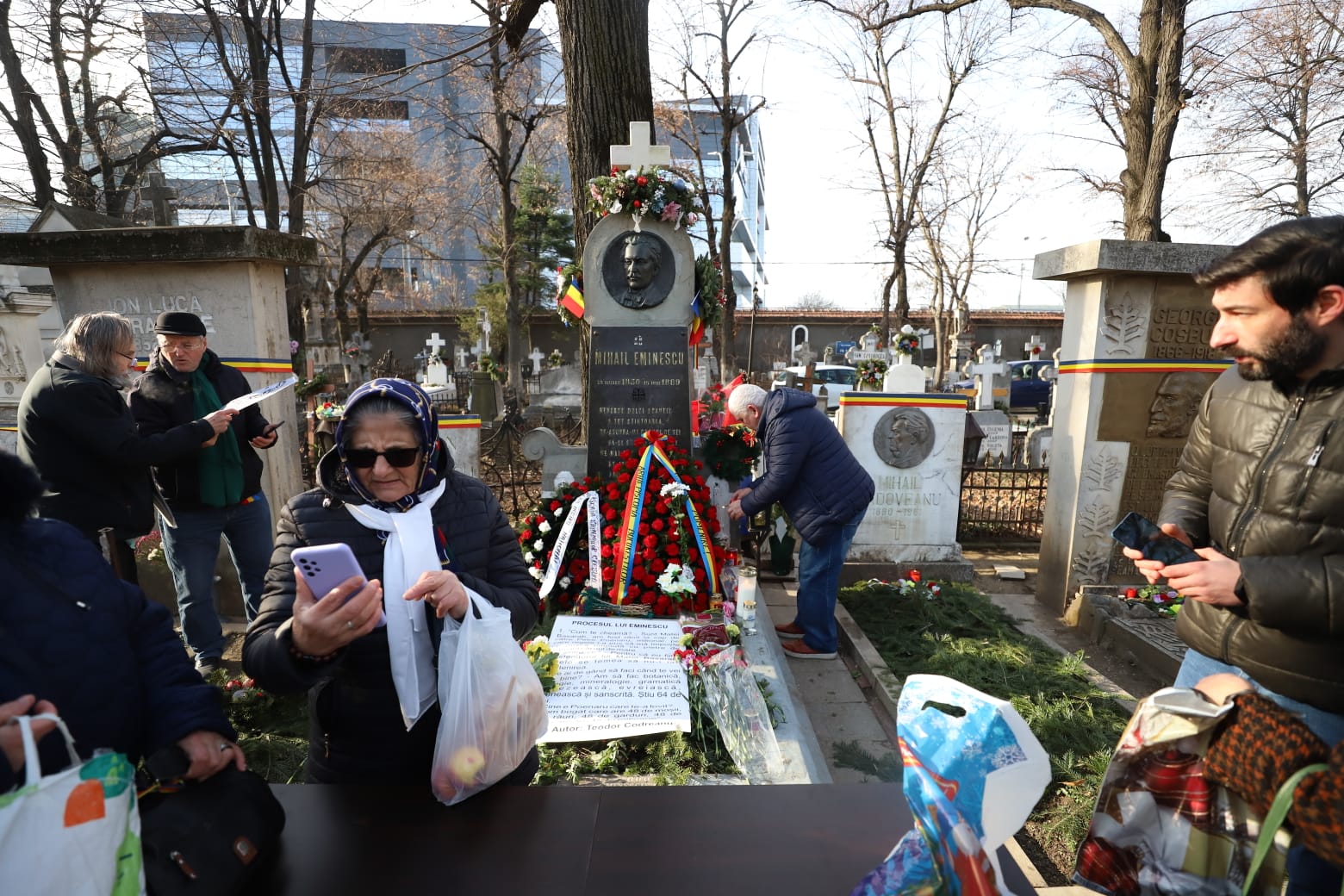 Furt la mormântul lui Mihai Eminescu din București, în ziua în care românii au sărbătorit 175 de ani de la nașterea poetului: „Am dat o groază de bani”