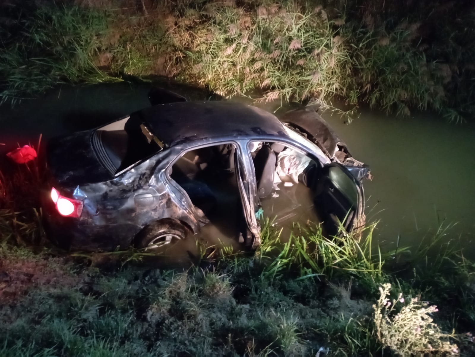 Accident grav în Vaslui. Un adolescent a murit și 4 tineri au fost răniți după ce mașina în care se aflau a căzut în râu