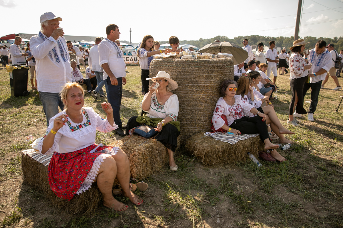 O mireasă și două nunți. Cum a petrecut poporul în vale, iar ceilalți invitați, în deal, la căsătoria „domnului AUR”, George Simion
