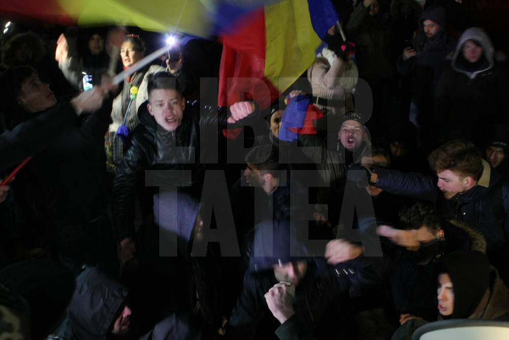 UPDATE. Protest, miercuri seara, în Piața Victoriei. ”Uniți toți, scăpăm țara de hoți!”. Hora frăției, în fața Guvernului / GALERIE FOTO