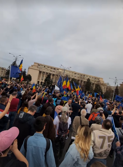 Cum au apărut Vladimir Drăghia și soția Alice la Mitingul EuRo de la Piața Victoriei. La ce au renunțat pentru a fi alături de manifestanți