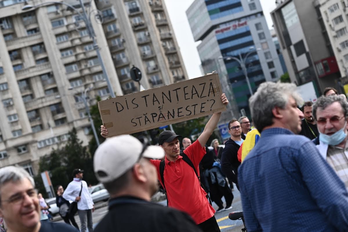 UPDATE: Protest în fața Guvernului, în prima zi de stare de alertă, deși mitingurile sunt interzise în această perioadă. Două persoane au fost ridicate de jandarmi
