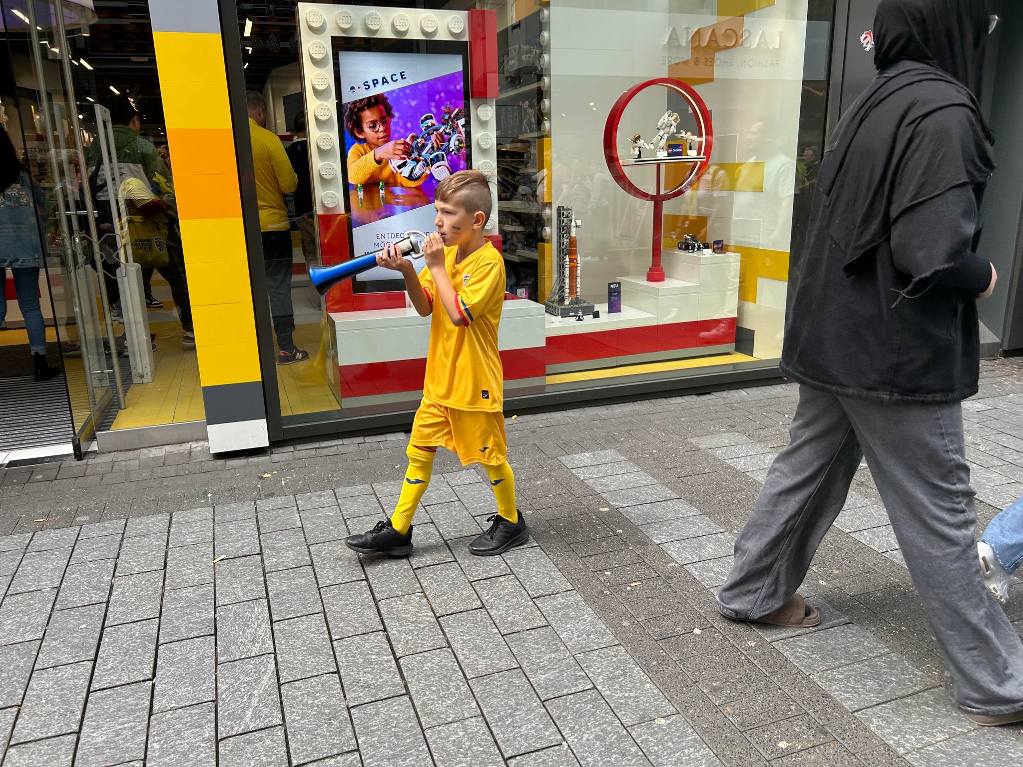Fanii României fac spectacol la Köln, înaintea partidei cu Belgia de la EURO 2024. Au cântat „Treceți, batalioane române, Carpații” și imnul național. VIDEO