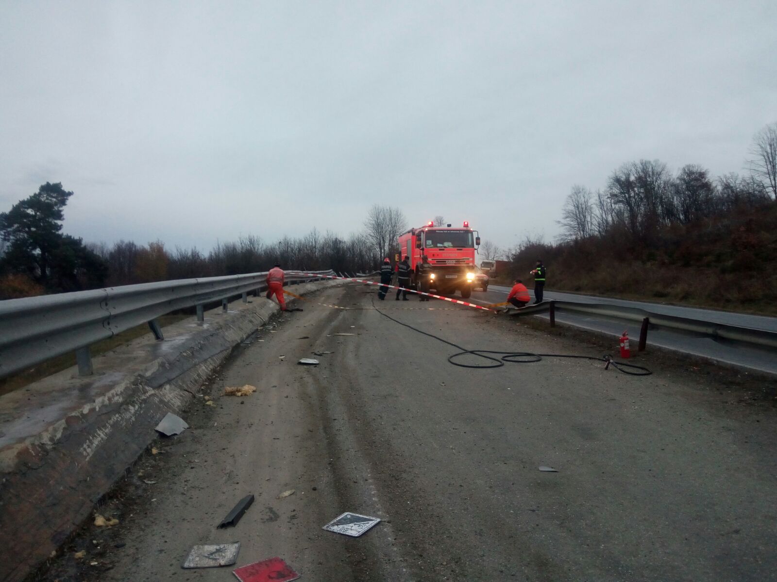 O cisternă încărcată cu sodă caustică lichidă s-a răsturnat pe DN1, în judeţul Braşov. Traficul este blocat|VIDEO&FOTO