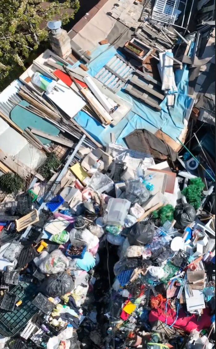 Casa din București care a disperat 100 de vecini: 4 metri înălțime de gunoaie pe 300 de metri pătrați