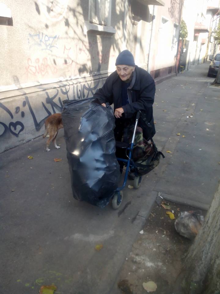 Bâtrâna care i-a șocat pe bucureșteni. Cară un sac după ea pe străzi, dar ce poveste ascunde este zguduitor. Ar putea fi bunica oricăruia dintre noi | FOTO