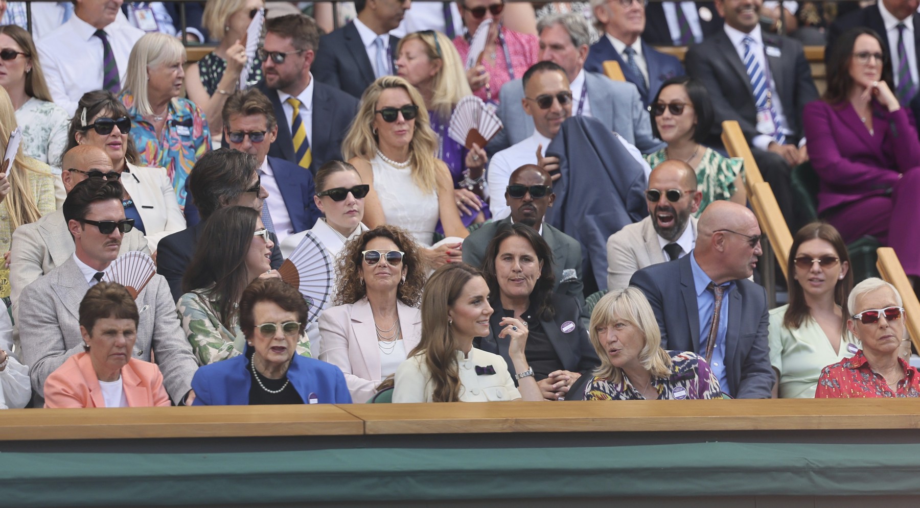 Cât costă rochia verde purtată de Simona Halep la Wimbledon. A accesorizat-o cu o geantă Chanel și bijuterii Van Cleef &amp; Arpels și Cartier