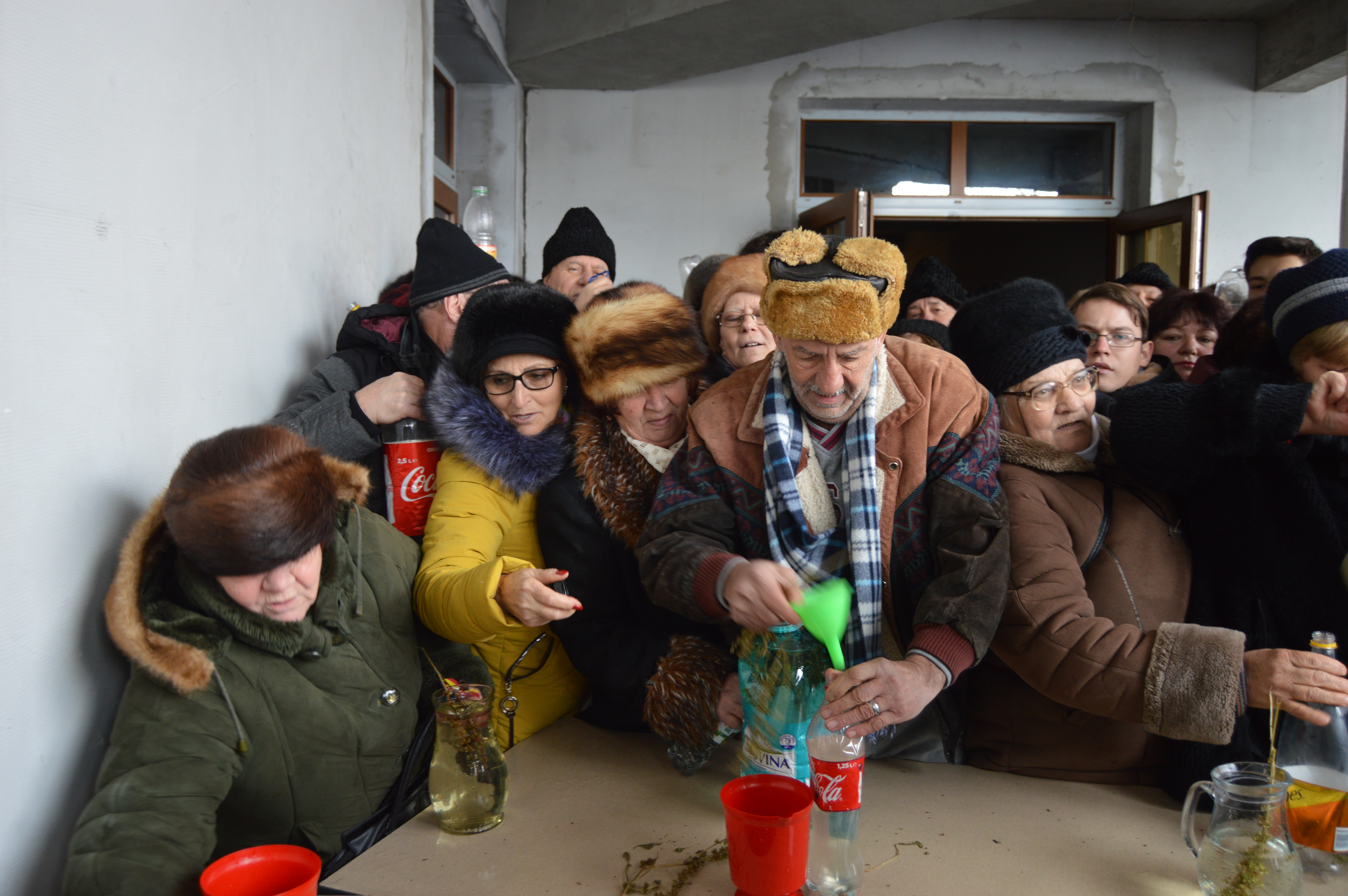 VIDEO&FOTO/ Scandal la împărțitul aghesmei, la biserica ctitorită de Ștefan cel Mare în Vaslui: "Unii au venit cu sticle de 5 litri, parcă fac borș cu agheasmă"