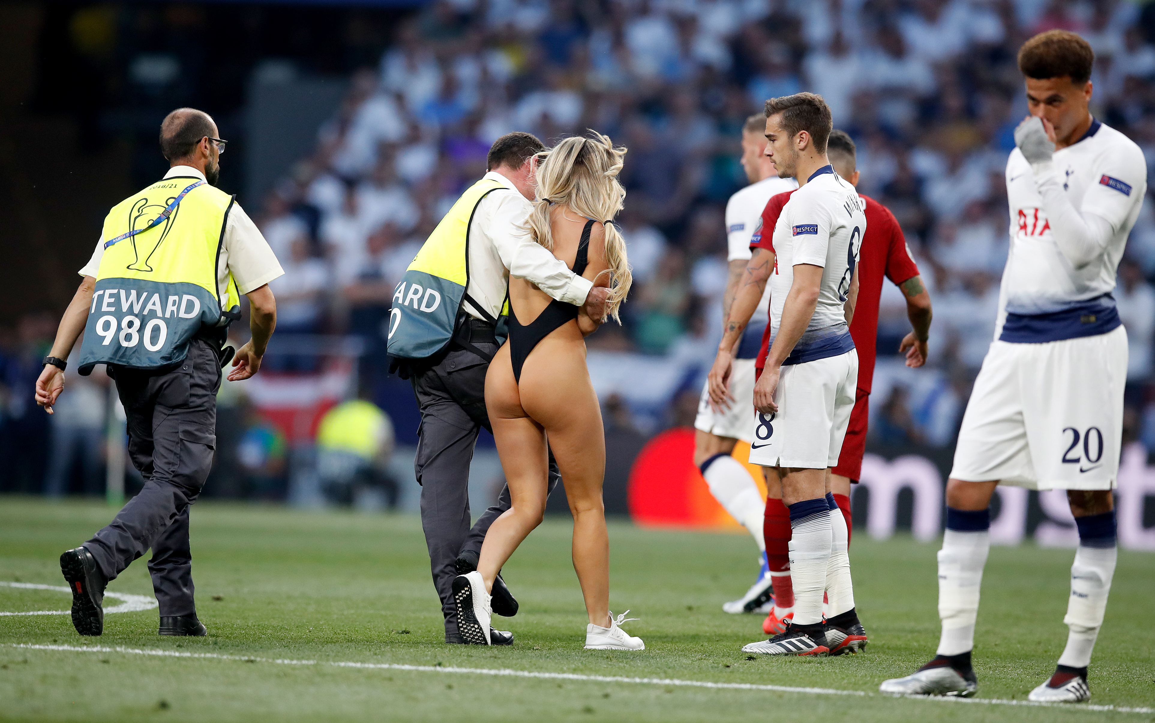 FOTO&VIDEO/ Incident în timpul finalei Tottenham - Liverpool. O tânără a intrat pe teren în costum de baie! Ce mesaj avea scris pe ea