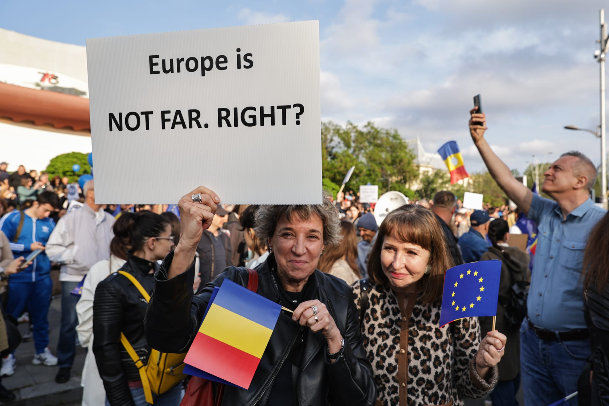 Miting pro Europa în București de Ziua Europei pentru susținerea apartenenţei la UE. Lumea a cântat „Imnul golanilor” și „Insieme”. Câți oameni au fost