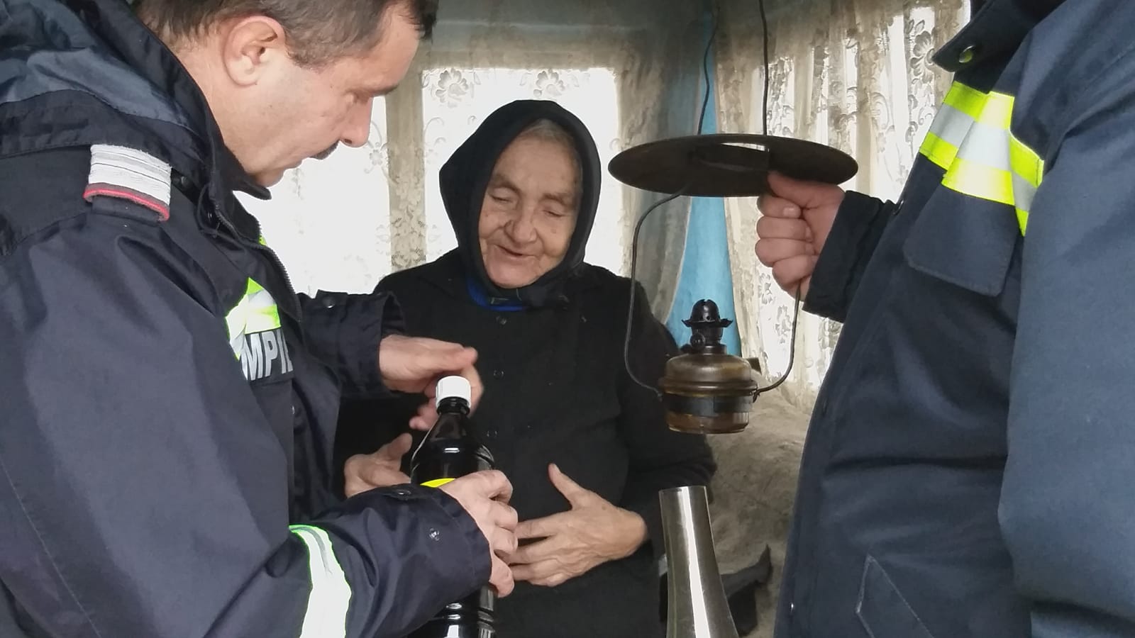 Ajutor nesperat pentru bătrânii din satele risipite din Munții Apuseni. Pompierii le-au adus în ranițe mâncare și apă / FOTO
