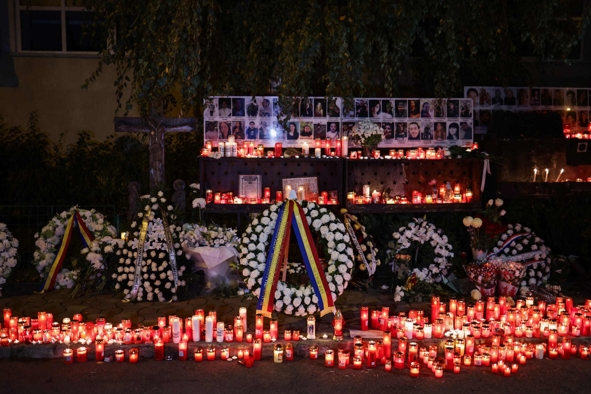Marș de comemorare la 10 ani de la tragedia din Clubul Colectiv. Mii de oameni își strigă nemulțumirile: „Vrem spitale, NU catedrale”