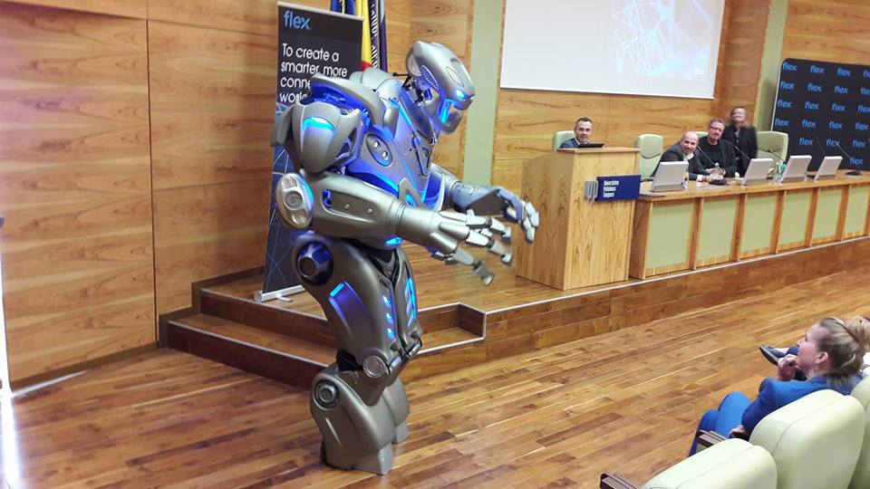Titan, robotul care cântă și dansează, a ajuns la Timișoara. Androidul cu inteligență artificială a urcat pe scenă alături de Rihanna