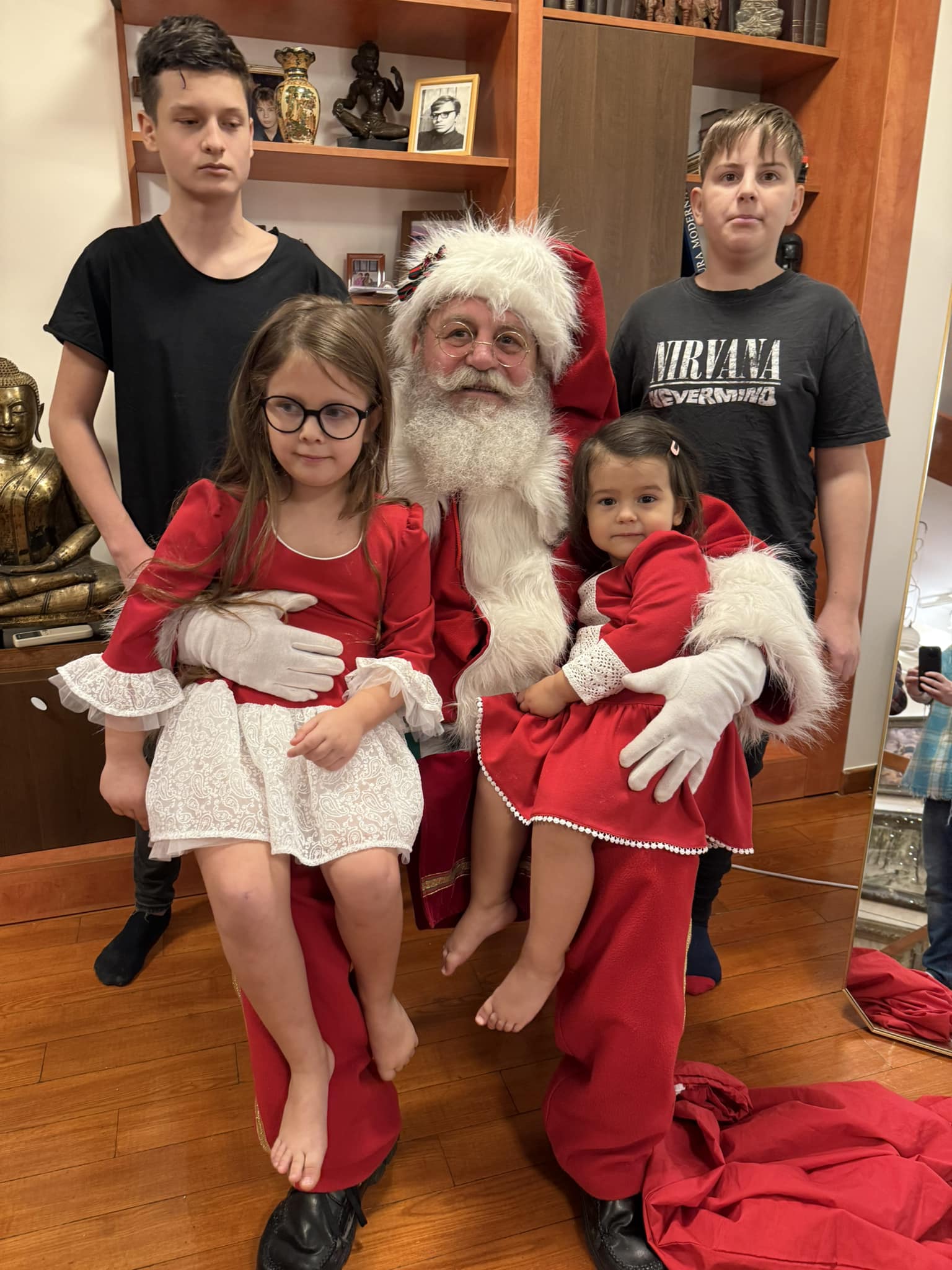 Imagini din sufrageria lui Codin Maticiuc, decorată de Crăciun. Îmbrăcate în ținute festive, fetițele lui l-au primit pe Moș Crăciun