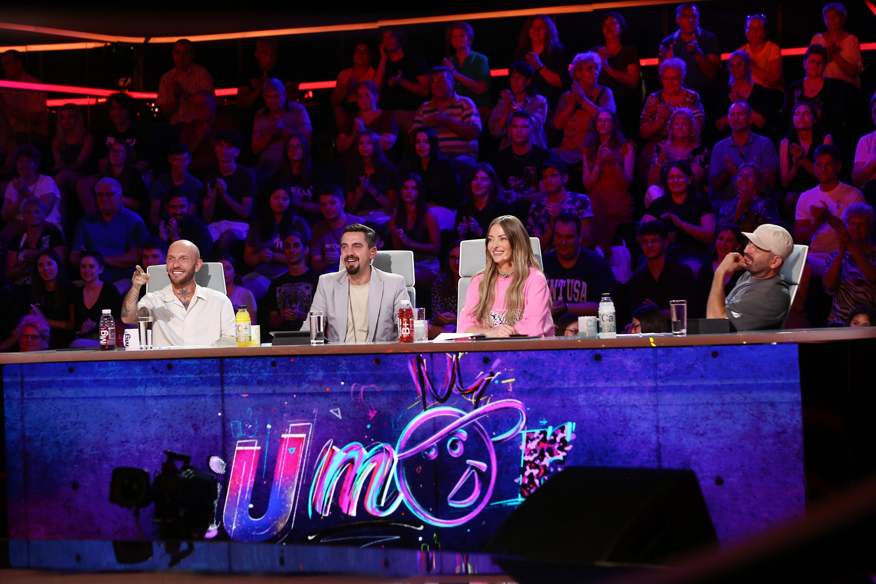 Cezar Ouatu, moment savuros pe scena „iUmor”. Artistul face parte din prima trupă de stand-up comedy muzical, The Free Tenors