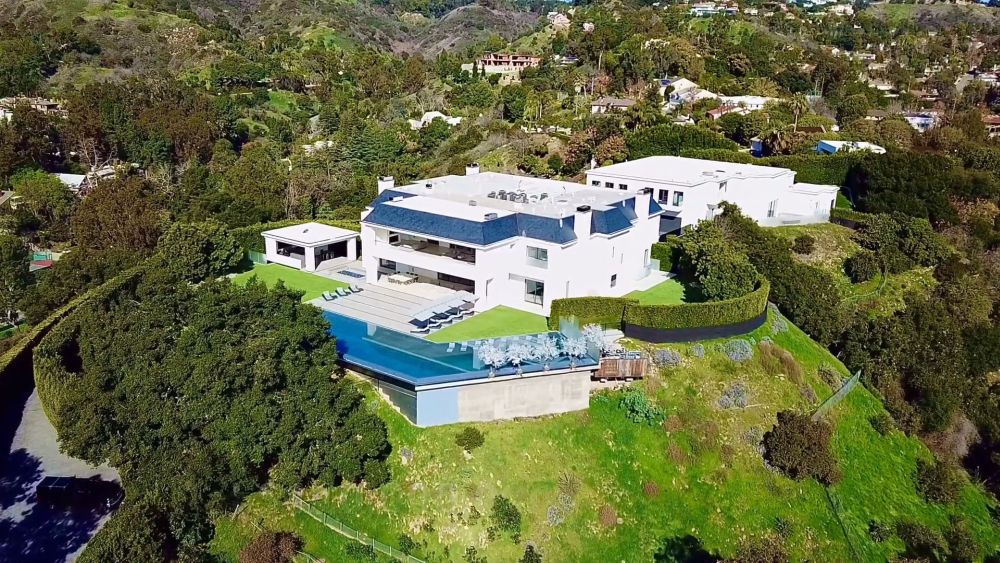 Jennifer Lopez și Ben Affleck au scos la vânzare conacul din Beverly Hills. Cum arată și cât costă vila cu 12 camere și 24 de băi