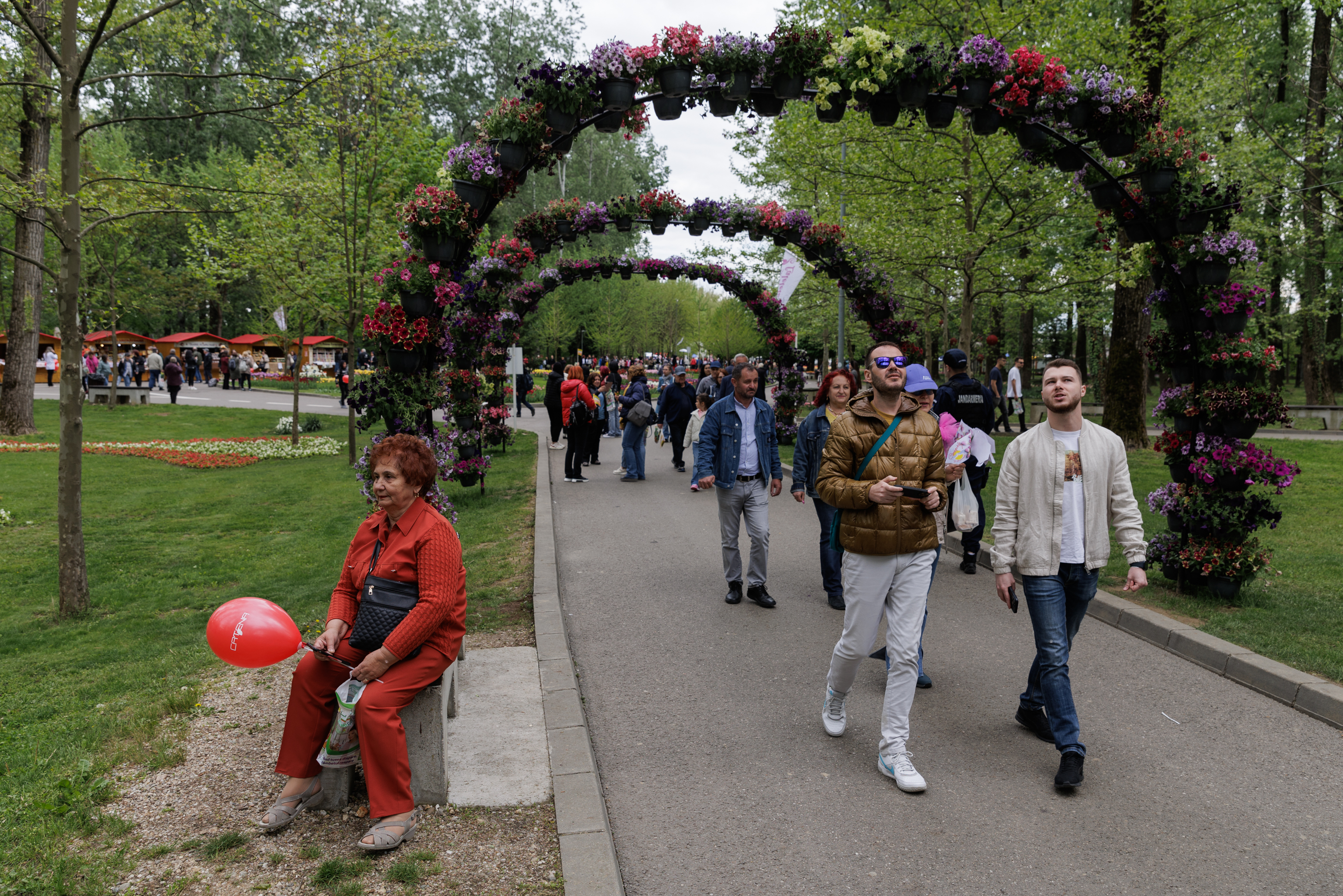 FOTO VIDEO REPORTAJ Cum a fost Parada Florilor ediția 2024: politicienii au împărțit scena cu micii prinți și s-au bucurat de cozonac gratis