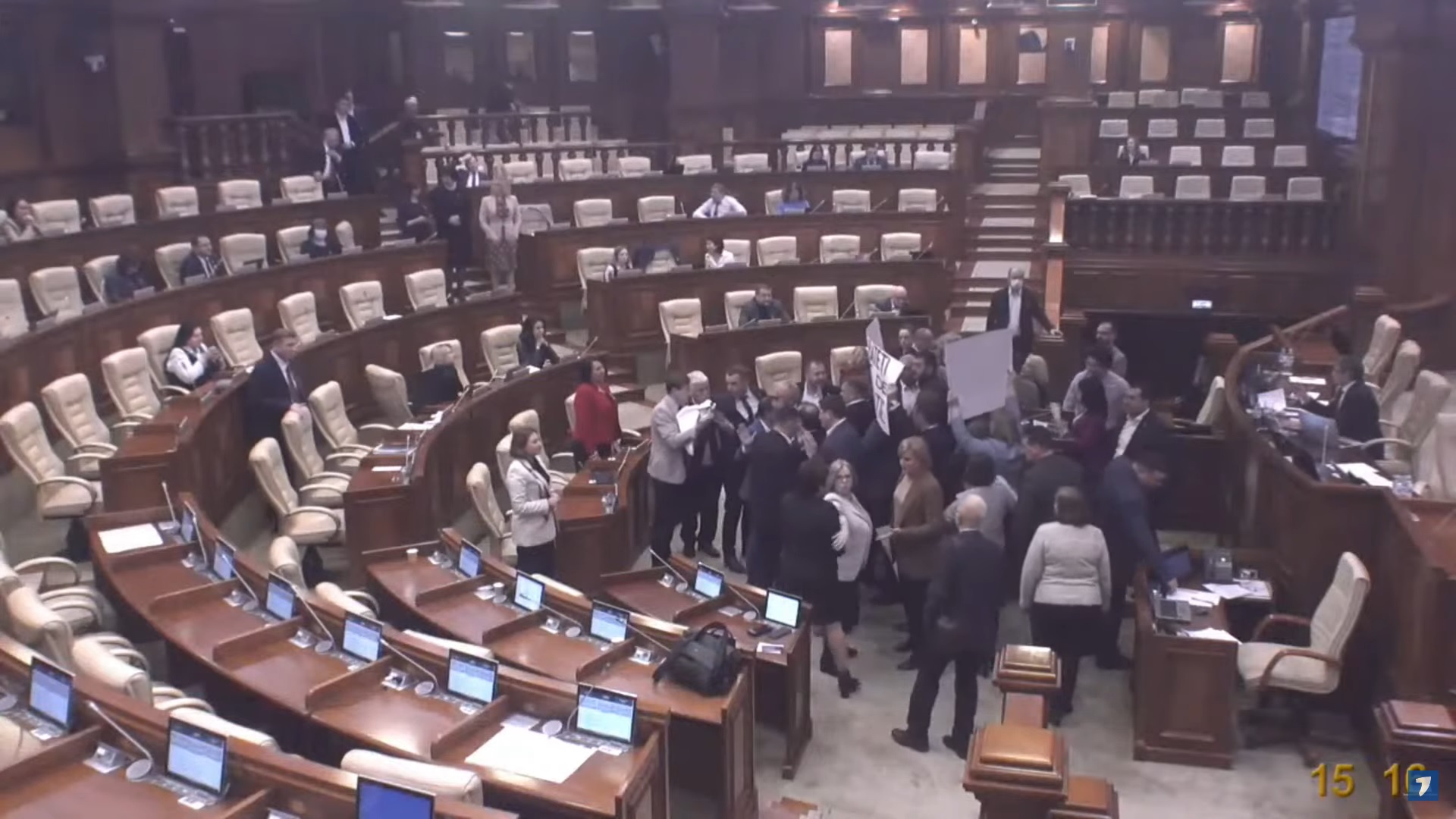 Îmbrânceli în Parlamentul Republicii Moldova, când se discuta proiectul de lege privind „limba română” în legislația moldovenească - VIDEO
