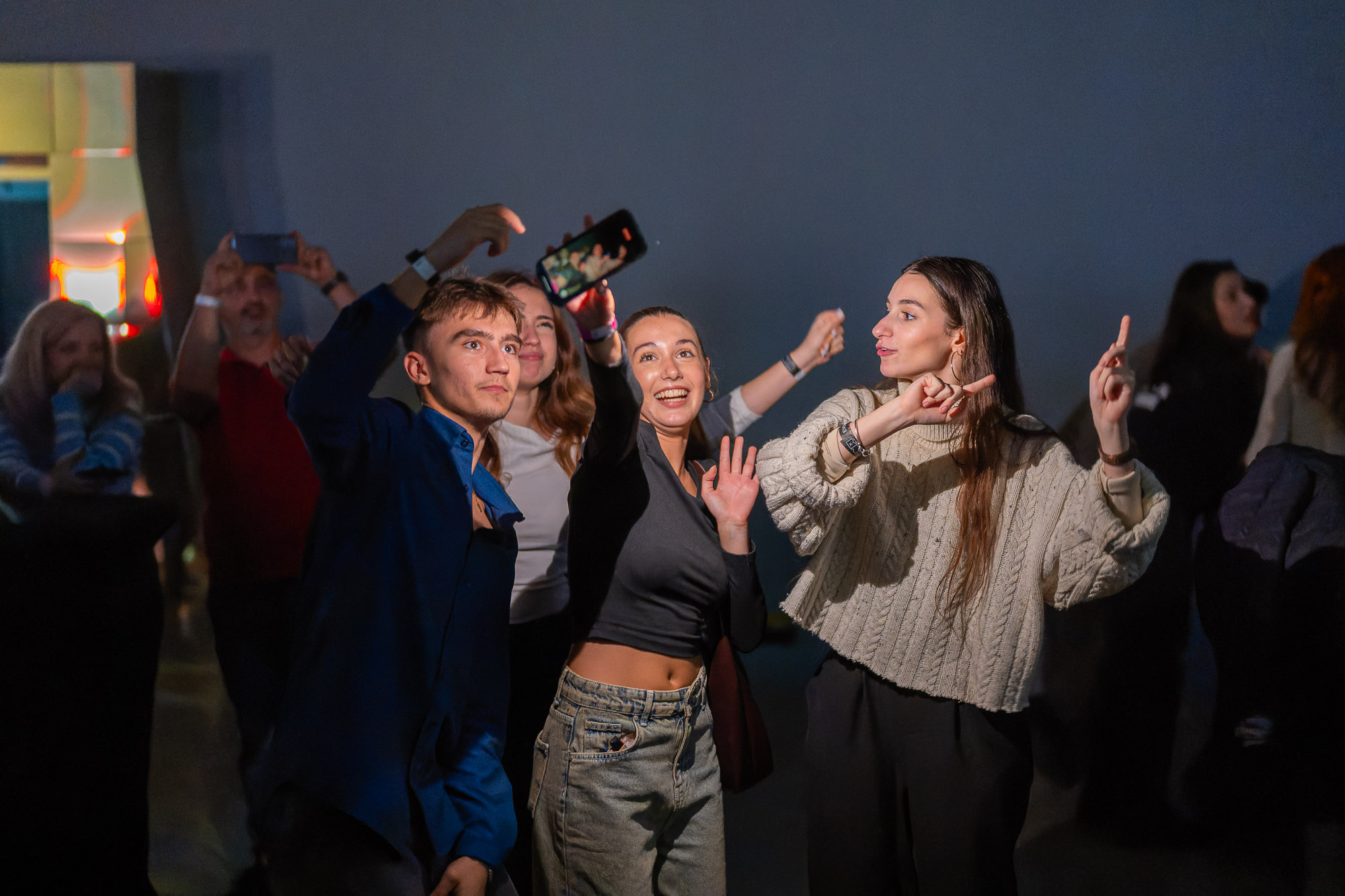 Emoțiile și frământările tinerilor din ziua de azi, într-un show imersiv ZBOR la MINA București