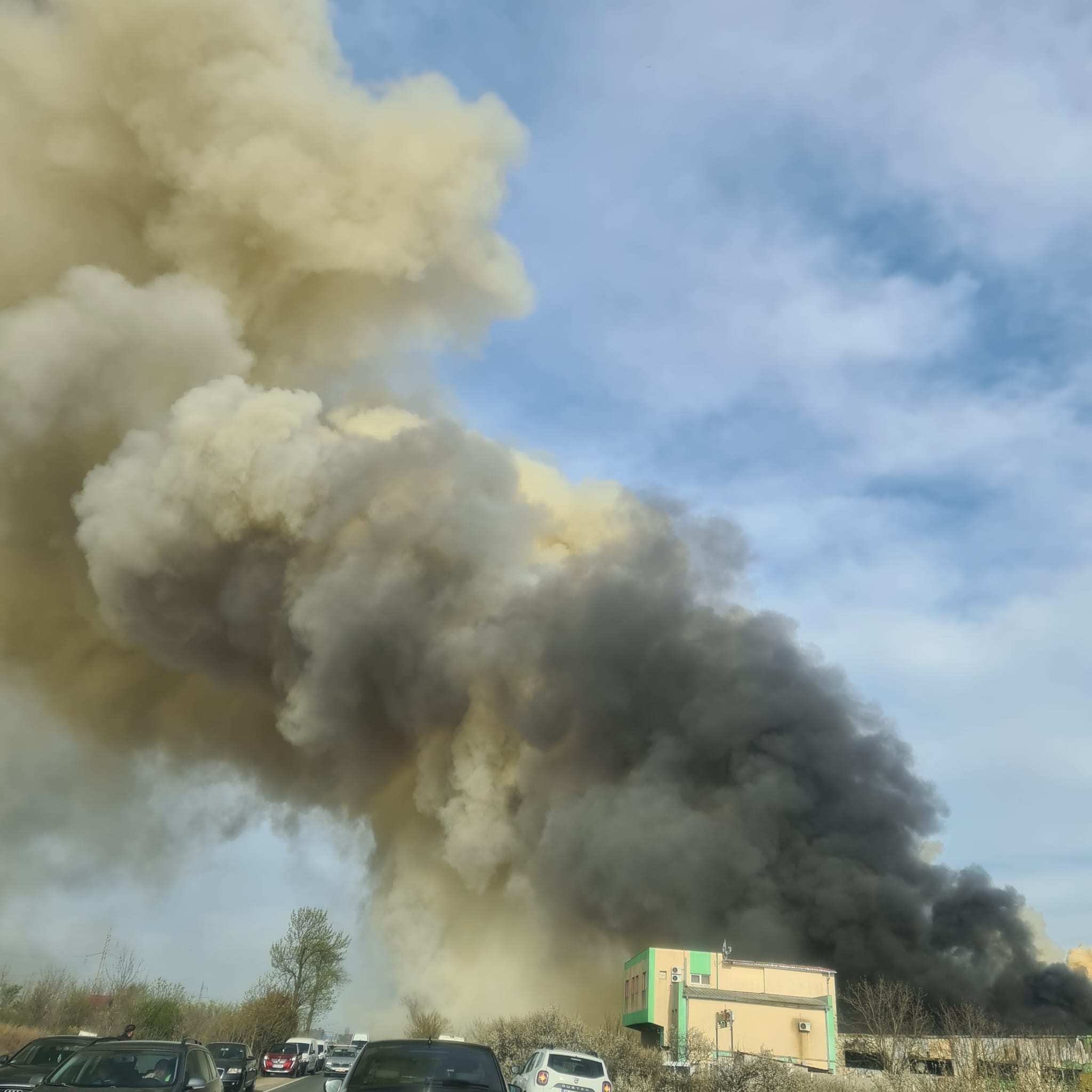 Incendiu puternic în Timișoara, la o fostă fabrică de țigări. În hala de lângă e depozitat azotat de amoniu lichid