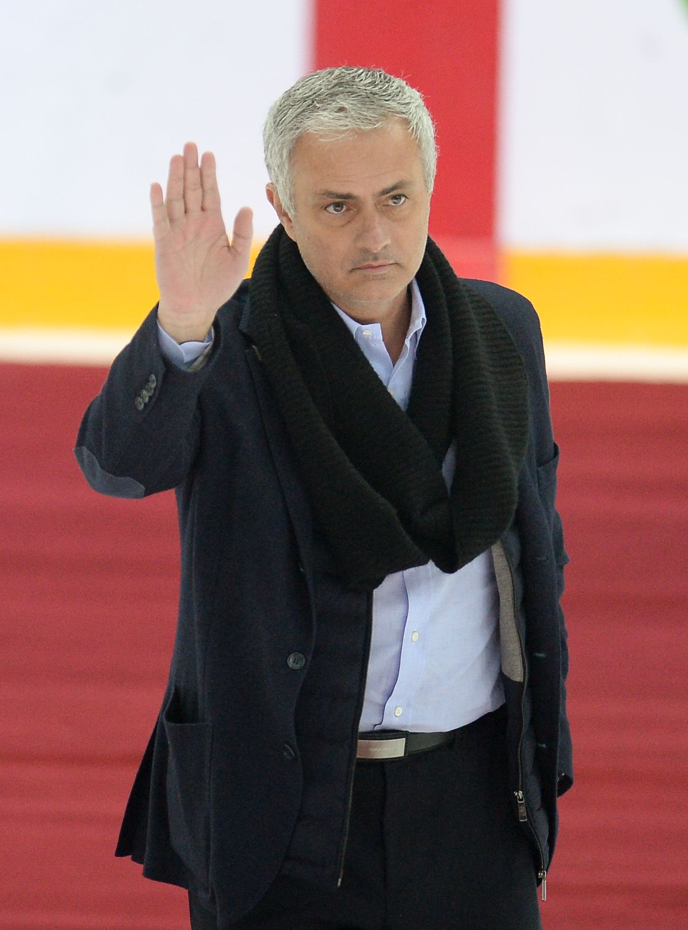 Mourinho a căzut în nas pe gheață! Antrenorul fusese invitat să dea lovitura de start la un meci din prima ligă rusă | FOTO&VIDEO