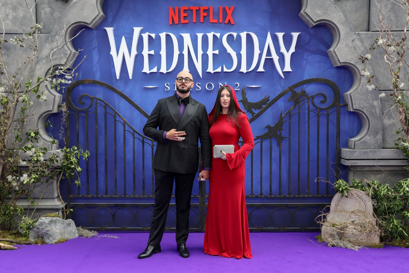 Cine l-a însoțit pe actorul român Victor Dorobanțu în Londra, la premiera sezonului 2 din serialul „Wednesday”