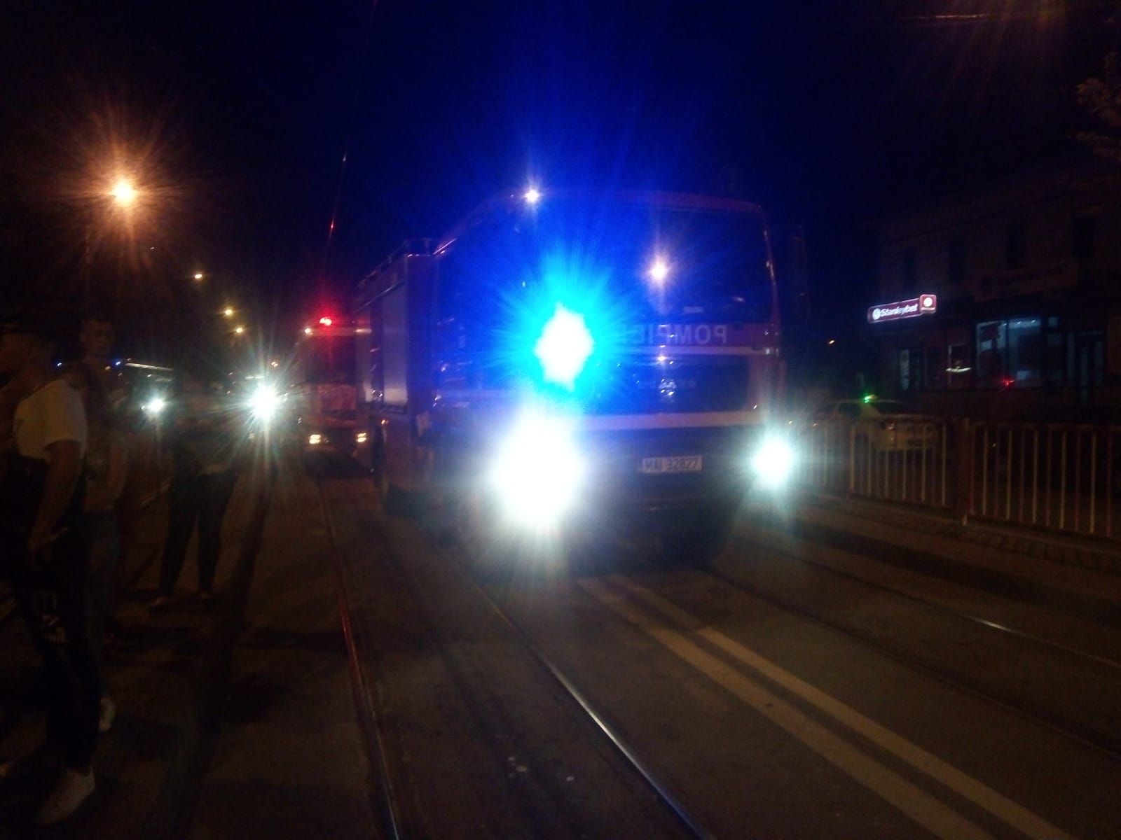 Un pensionar de 81 de ani a fost accidentat grav de tramvai, la Iași. Ca prin minune, nu a fost atins de roți |VIDEO