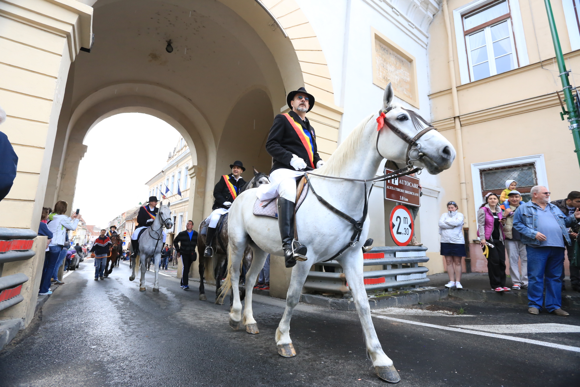 Mii de oameni au asistat la Parada Junilor la Brașov | GALERIE FOTO