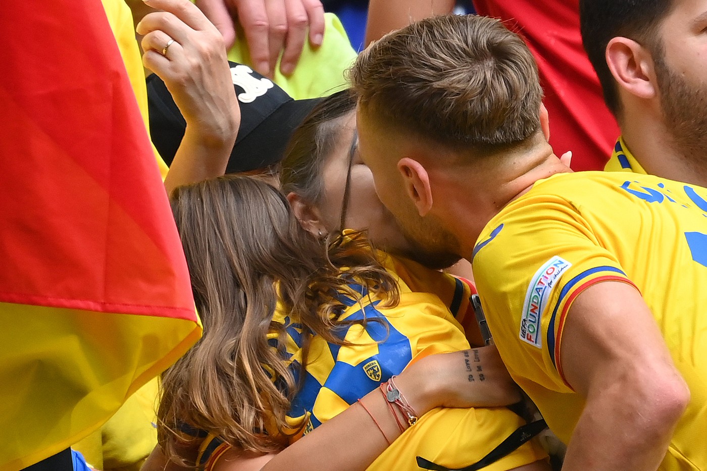 Mesajul transmis de Vanessa, soția lui Denis Drăguș, după ce fotbalistul a înscris golul decisiv în meciul Lituania - România: „Ești eroul nostru”
