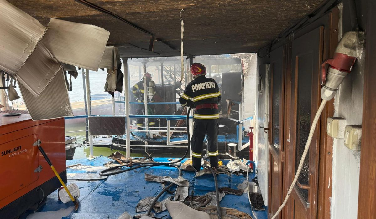Un ponton dormitor din Tulcea a fost făcut scrum. Flăcările s-au extins la bărcile din apropiere