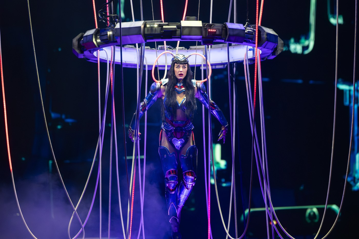 Katy Perry și-a arătat rănile suferite în timpul turneului său „Lifetimes”. După ce a fost aproape să cadă de la înălțime, acum are altă suferință