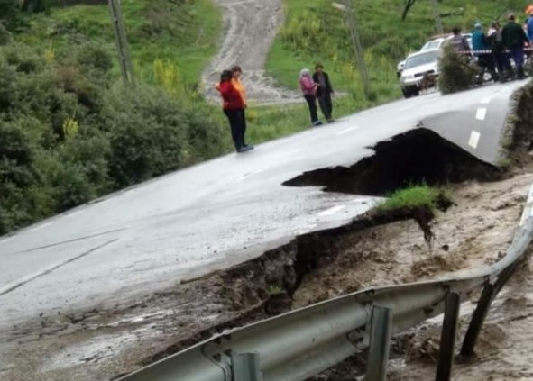 Inundații grave în mai multe județe din țară, după ploile torențiale. Sute de oameni sunt izolați din cauza viiturilor