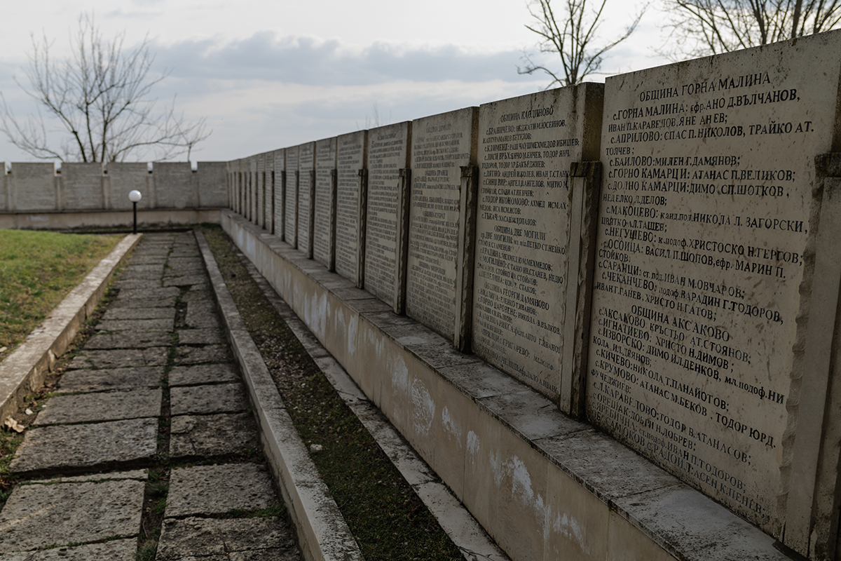 Ce rămâne după războaie: nimeni nu-i mai strigă pe nume pe miile de români din gropile comune de la Turtucaia FOTOREPORTAJ