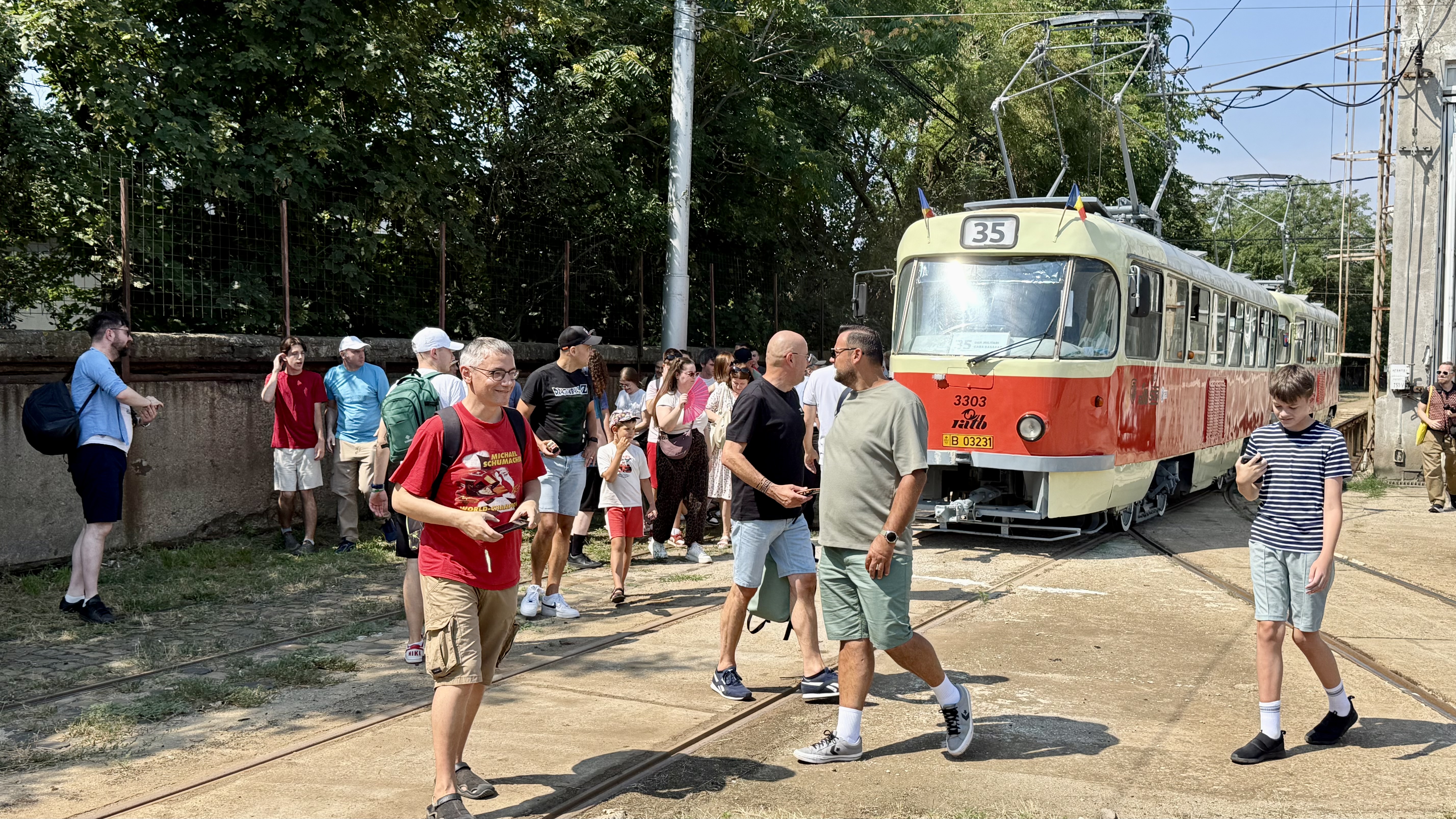 Ultima oprire pentru tramvaiele Tatra: Depoul Militari și-a deschis porțile pentru zeci de pasionați