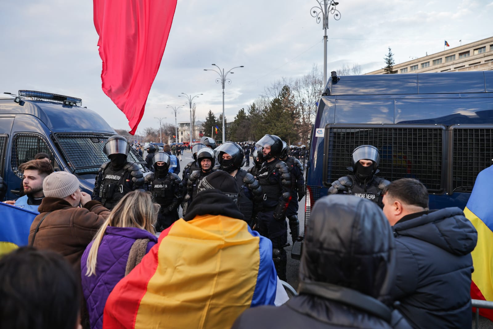 Susținătorii lui Călin Georgescu s-au îmbrâncit cu jandarmii în Piața Victoriei și au aruncat cu petarde și obiecte metalice. Ce amenzi s-au dat
