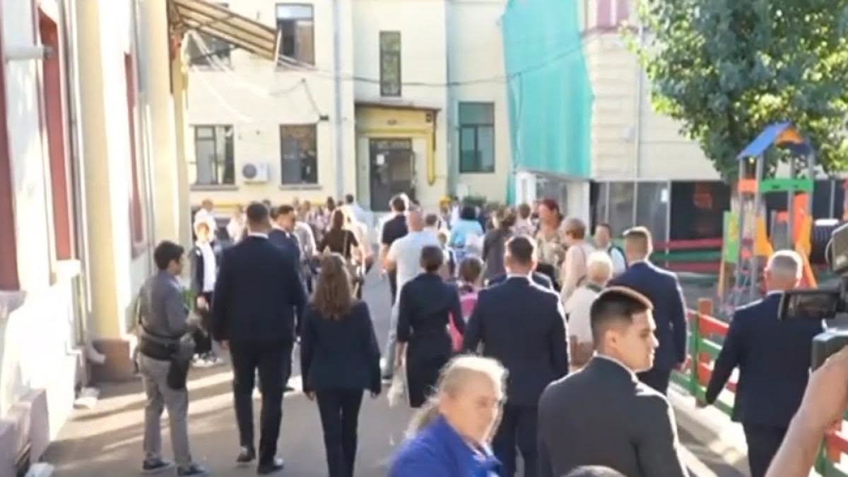 Cum a apărut Mirabela Grădinaru în prima zi de școală. Imagini cu Nicușor Dan și partenera sa când și-au dus fetița la cursuri