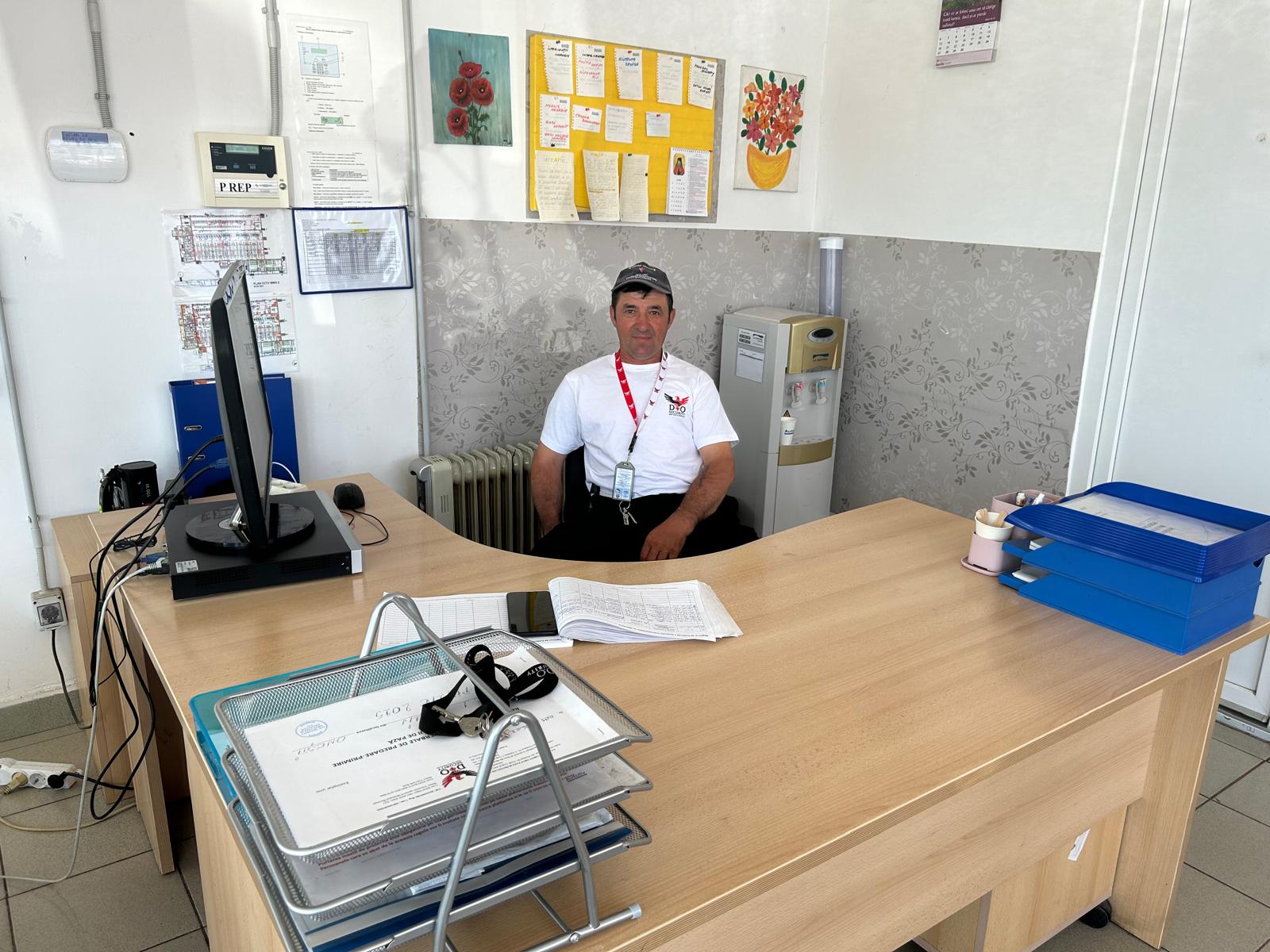 Florin, tatăl vicecampioanei olimpice la haltere Mihaela Cambei, este paznic la o firmă din Onești, apoi lucrează pe tractor: „Să muncești nu e o rușine”